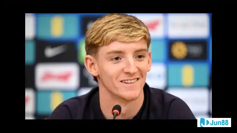 Anthony Gordon trong trang phục Newcastle, liên quan đến chuyển nhượng