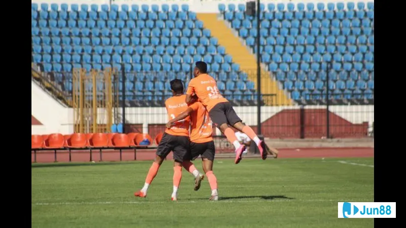 Hành động trong trận đấu giữa Arab Contractors và Pharco