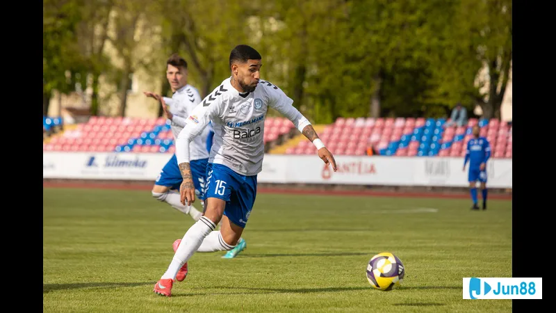 Cầu thủ của Dziugas Telsiai và Hegelmann tranh chấp bóng trên sân cỏ Cầu thủ của Dziugas Telsiai và Hegelmann tranh chấp bóng trên sân cỏ