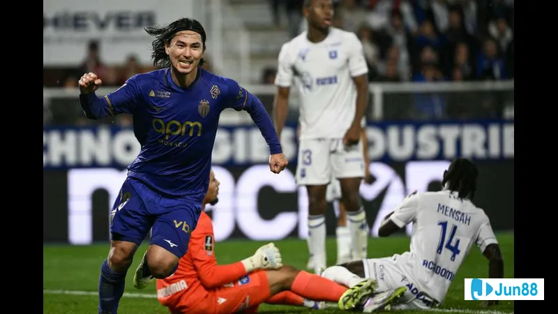 Cầu thủ Erokspor và Hatayspor cạnh tranh quả bóng trong trận đấu gay cấn