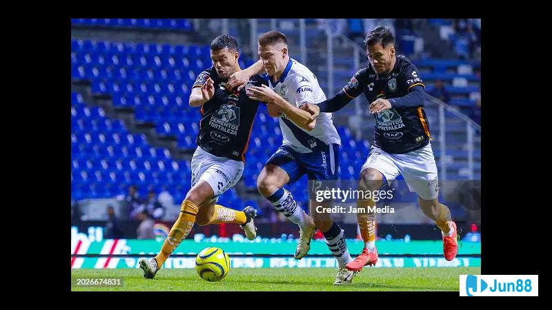 Puebla vs Pachuca: Cầu thủ Puebla đang nỗ lực giữ bóng trước sự áp đảo từ đối thủ