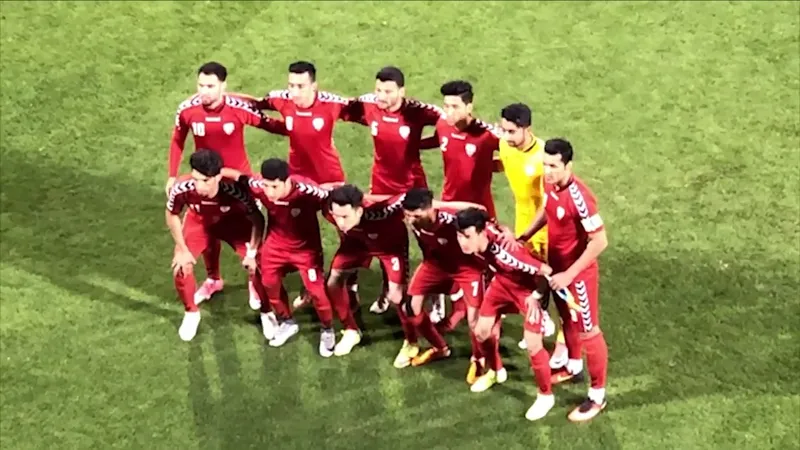 Cầu thủ Afghanistan dẫn đầu bóng trước sự áp đảo của hậu vệ Pakistan Cầu thủ Afghanistan dẫn đầu bóng trước sự áp đảo của hậu vệ Pakistan