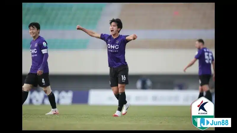 Cầu thủ của Gangwon vượt qua hậu vệ Anyang trong trận đấu bóng đá Cầu thủ của Gangwon vượt qua hậu vệ Anyang trong trận đấu bóng đá