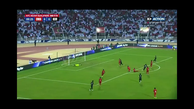 Cầu thủ Hàn Quốc tiếp bóng trước cầu thủ Paraguay trong trận đấu quốc tế Cầu thủ Hàn Quốc tiếp bóng trước cầu thủ Paraguay trong trận đấu quốc tế