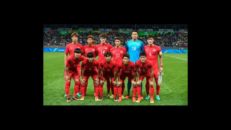 Cầu thủ Hàn Quốc với sự quyết tâm vượt qua cầu thủ Paraguay để tiến gần khung thành đối phương. Cầu thủ Hàn Quốc với sự quyết tâm vượt qua cầu thủ Paraguay để tiến gần khung thành đối…