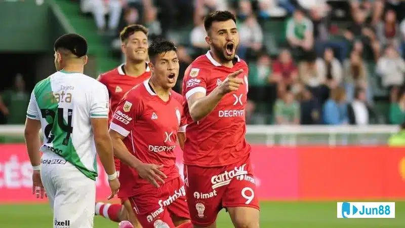Cầu thủ Huracan đi bóng qua cầu thủ Banfield trong trận đấu sôi động Cầu thủ Huracan đi bóng qua cầu thủ Banfield trong trận đấu sôi động