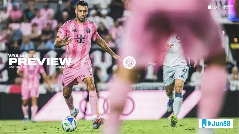 Cầu thủ của Inter Miami vượt qua cầu thủ New England trong một pha tấn công