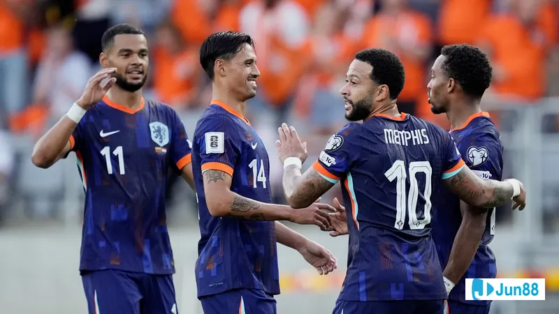 Cầu thủ Lithuania với sự quyết tâm đi bóng qua ba cầu thủ Ba Lan Cầu thủ Lithuania với sự quyết tâm đi bóng qua ba cầu thủ Ba Lan