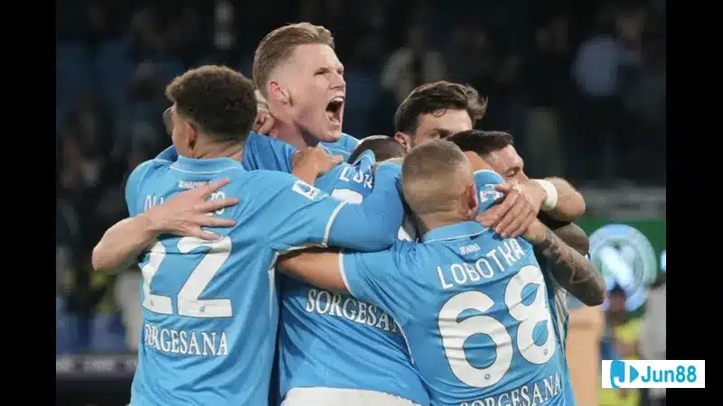 Cầu thủ Napoli đi bóng qua các cầu thủ Como trong trận đấu Cầu thủ Napoli đi bóng qua các cầu thủ Como trong trận đấu