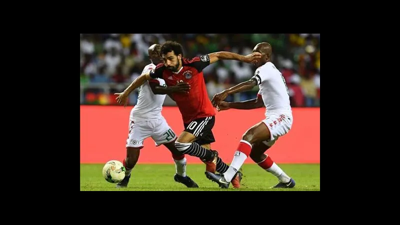 Cầu thủ Ai Cập vượt qua cầu thủ Kuwait trong trận đấu bóng đá