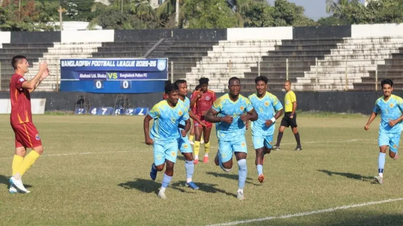 Cầu thủ của Arambagh chiến đấu với cầu thủ Bangladesh Police để giành quyền kiểm soát bóng. Cầu thủ của Arambagh chiến đấu với cầu thủ Bangladesh Police để giành quyền kiểm soát…