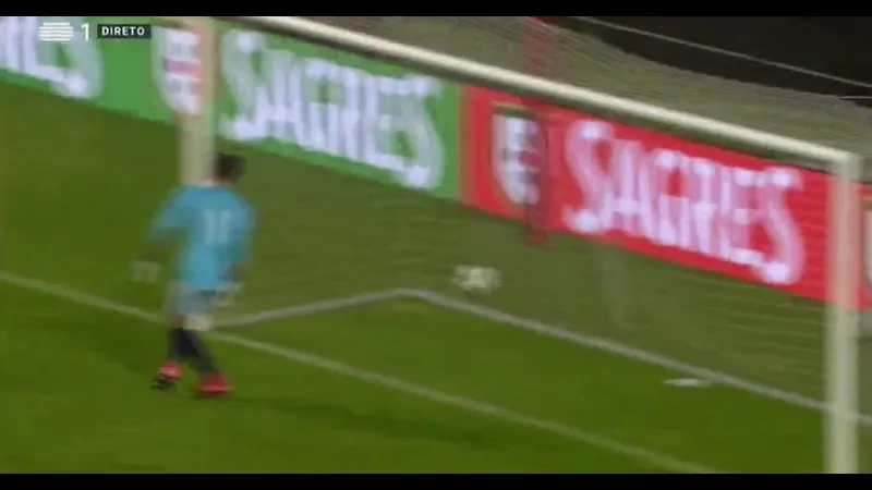 Cầu thủ của Beroe đang nỗ lực giành quyền kiểm soát bóng trước cầu thủ của Cherno More Cầu thủ của Beroe đang nỗ lực giành quyền kiểm soát bóng trước cầu thủ của Cherno More