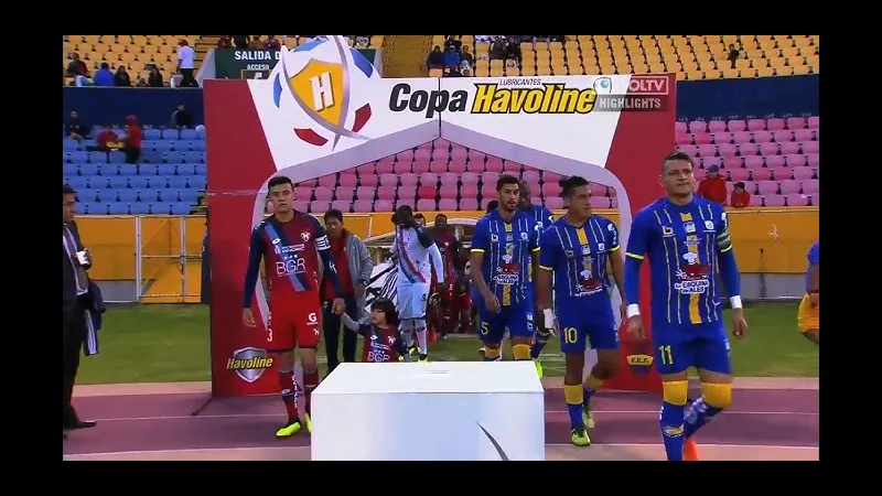 Cầu thủ của El Nacional đang nỗ lực chống chọi với cầu thủ của Delfin trong trận đấu quyết liệt Cầu thủ của El Nacional đang nỗ lực chống chọi với cầu thủ của Delfin trong trận đấu quyết…