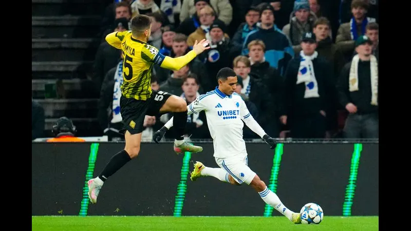 Cầu thủ của Kairat Almaty vượt qua hậu vệ của Olympiacos trong trận đấu. Cầu thủ của Kairat Almaty vượt qua hậu vệ của Olympiacos trong trận đấu.