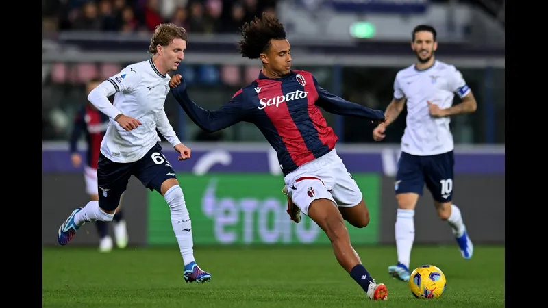 Cầu thủ Lazio vượt qua cầu thủ Bologna bằng kỹ thuật cá nhân tinh tế trên sân cỏ Cầu thủ Lazio vượt qua cầu thủ Bologna bằng kỹ thuật cá nhân tinh tế trên sân cỏ