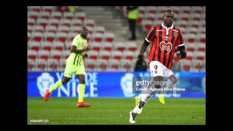 Cầu thủ của Nice vượt qua cầu thủ của Angers trong một pha tấn công sắc nét trên sân cỏ Cầu thủ của Nice vượt qua cầu thủ của Angers trong một pha tấn công sắc nét trên sân cỏ