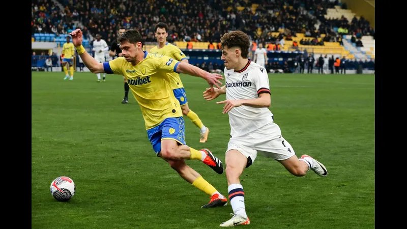 Cầu thủ của Panserraikos chiến đấu với cầu thủ của Panetolikos trong trận đấu Cầu thủ của Panserraikos chiến đấu với cầu thủ của Panetolikos trong trận đấu