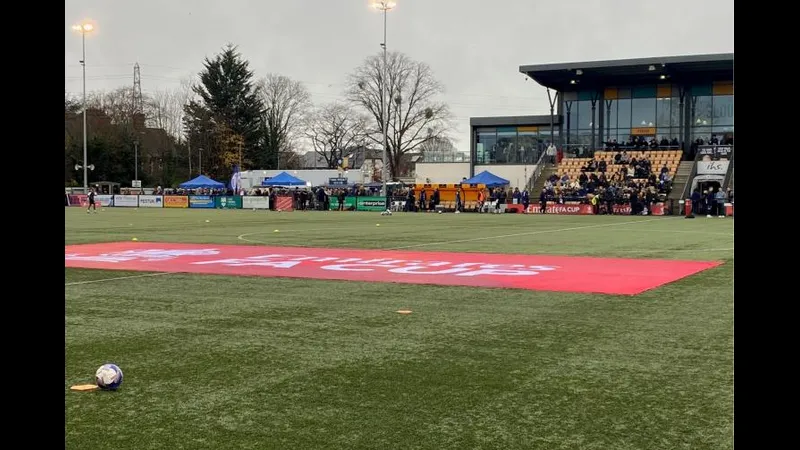 Bức ảnh hiện Slough chiến thắng Macclesfield với một cú sút chính xác từ ngoài vòng cấm. Bức ảnh hiện Slough chiến thắng Macclesfield với một cú sút chính xác từ ngoài vòng cấm.