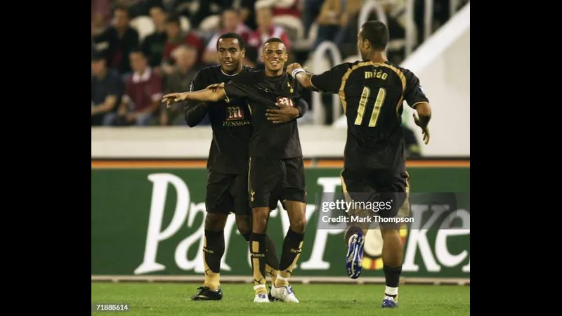 Cầu thủ Tottenham vượt qua cầu thủ của Slavia Prague trong trận đấu Cầu thủ Tottenham vượt qua cầu thủ của Slavia Prague trong trận đấu