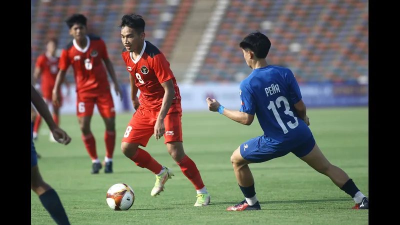 Cầu thủ U22 Philippines vượt qua hậu vệ U22 Indonesia trước sức ép khốc liệt