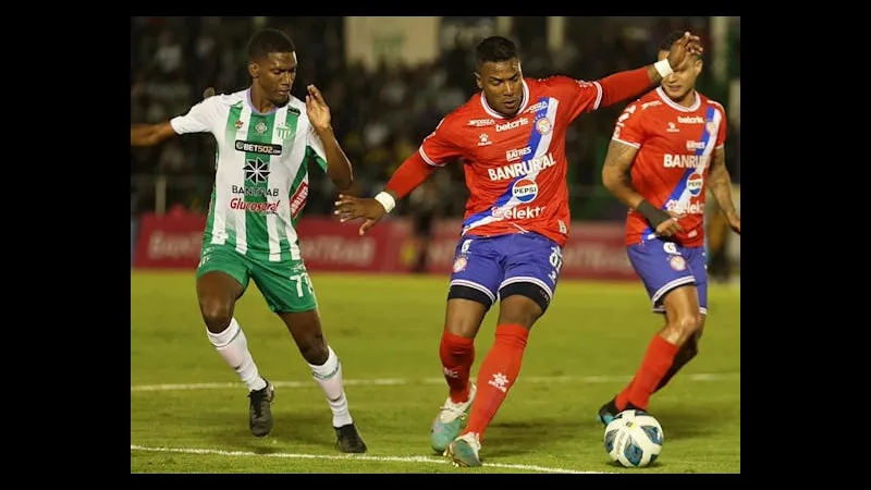 Cầu thủ của Xelaju dùng kỹ thuật qua người Antigua trong trận đấu bóng đá Cầu thủ của Xelaju dùng kỹ thuật qua người Antigua trong trận đấu bóng đá