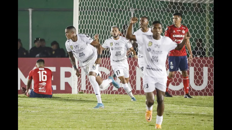 Cầu thủ của Xelaju vượt qua hậu vệ Antigua bằng kỹ thuật đi bóng tinh tế Cầu thủ của Xelaju vượt qua hậu vệ Antigua bằng kỹ thuật đi bóng tinh tế