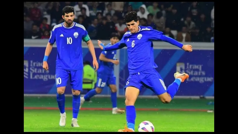 Cầu thủ Al Minaa và Al Shorta đối diện trên sân cỏ Cầu thủ Al Minaa và Al Shorta đối diện trên sân cỏ