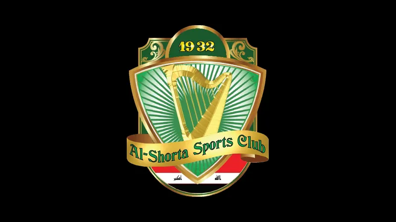 Cầu thủ Al Minaa và Al Shorta tranh chấp quả bóng trên sân cỏ Cầu thủ Al Minaa và Al Shorta tranh chấp quả bóng trên sân cỏ