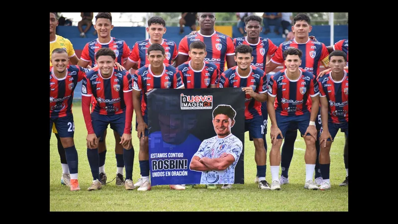 Cầu thủ Carmelita và Cariari Pococi tranh chấp quả bóng