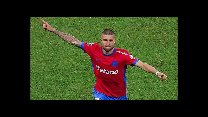 Cầu thủ FCSB và Fenerbahce cạnh tranh quả bóng trên sân Cầu thủ FCSB và Fenerbahce cạnh tranh quả bóng trên sân