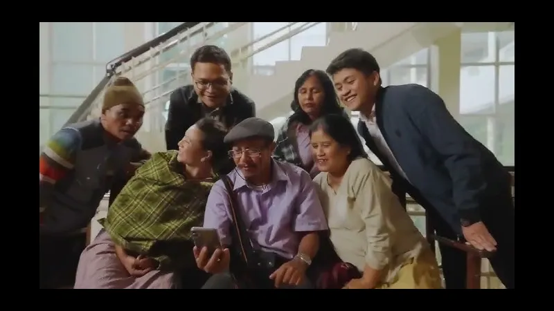 Cầu thủ Meghalaya bứt tốc vượt qua hàng phòng ngự của đội Services. Cầu thủ Meghalaya bứt tốc vượt qua hàng phòng ngự của đội Services.