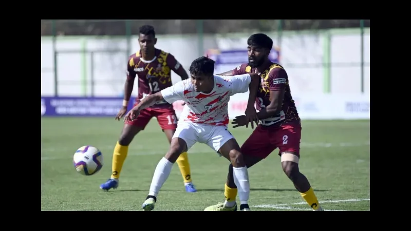 Cầu thủ Meghalaya và Services tranh chấp bóng trước khung thành Cầu thủ Meghalaya và Services tranh chấp bóng trước khung thành