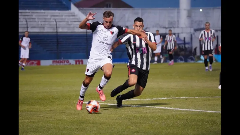 Cầu thủ Paysandu chạy nhanh qua Miramar trong trận đấu gay cấn Cầu thủ Paysandu chạy nhanh qua Miramar trong trận đấu gay cấn