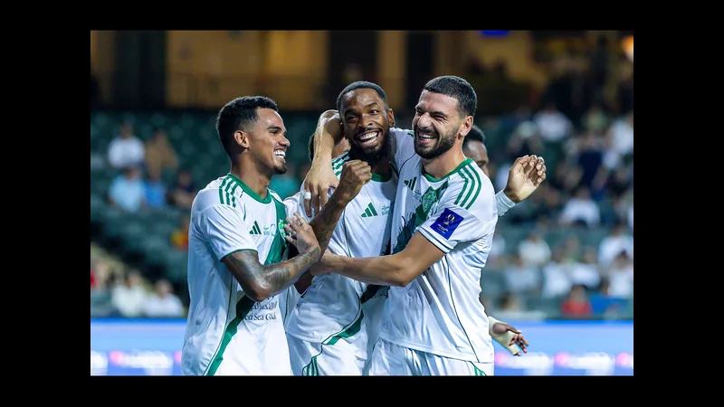 Cầu thủ Al Ahli SC và Al Najma tranh chấp quả bóng trên sân cỏ Cầu thủ Al Ahli SC và Al Najma tranh chấp quả bóng trên sân cỏ