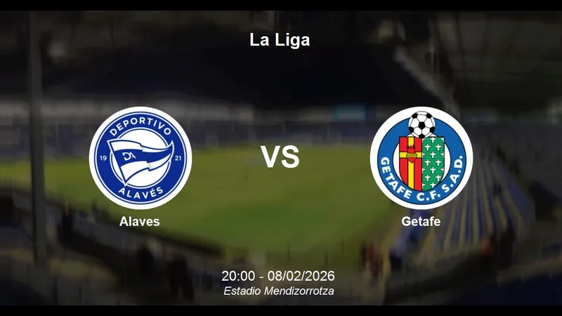 Cầu thủ Alaves và Getafe tranh chấp bóng trên sân cỏ Cầu thủ Alaves và Getafe tranh chấp bóng trên sân cỏ
