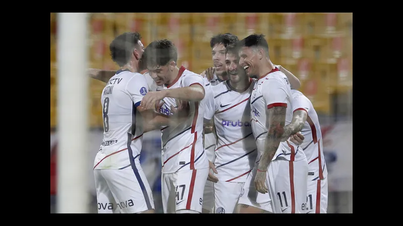 Cầu thủ Cucuta và Ind Medellin tranh chấp bóng trên sân Cầu thủ Cucuta và Ind Medellin tranh chấp bóng trên sân