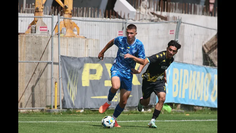 Cầu thủ Dynamo Kyiv và Rukh Lviv đối mặt trên sân cỏ Cầu thủ Dynamo Kyiv và Rukh Lviv đối mặt trên sân cỏ