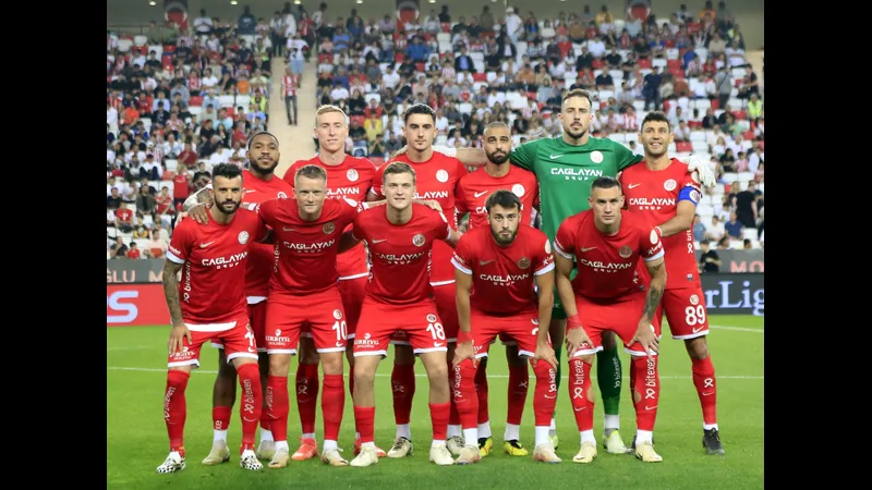 Cầu thủ Kayserispor đang chuyển bóng trước sự áp đảo từ đối thủ Antalyaspor Cầu thủ Kayserispor đang chuyển bóng trước sự áp đảo từ đối thủ Antalyaspor