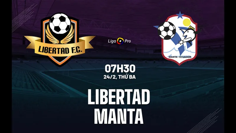 Cầu thủ Libertad và Manta tranh chấp bóng trên sân Cầu thủ Libertad và Manta tranh chấp bóng trên sân