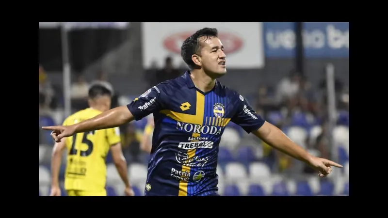 Cầu thủ của San Lorenzo và Sportivo Trinidense đang khích lệ đồng đội trên sân Cầu thủ của San Lorenzo và Sportivo Trinidense đang khích lệ đồng đội trên sân