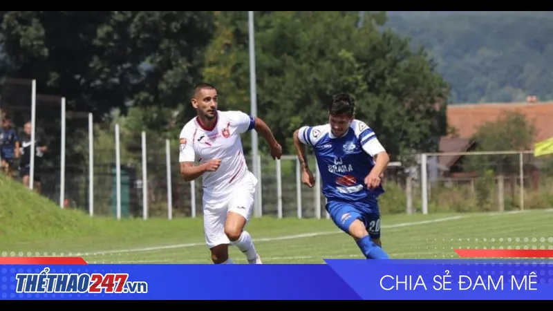 Cầu thủ của Tunari và CSC 1599 Selimbar vượt qua đối thủ để tiến thẳng vào vòng cấm Cầu thủ của Tunari và CSC 1599 Selimbar vượt qua đối thủ để tiến thẳng vào vòng cấm