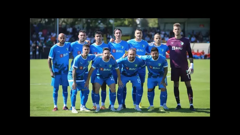 Cầu thủ Vanspor FK và Bodrumspor tranh chấp bóng trên sân Cầu thủ Vanspor FK và Bodrumspor tranh chấp bóng trên sân