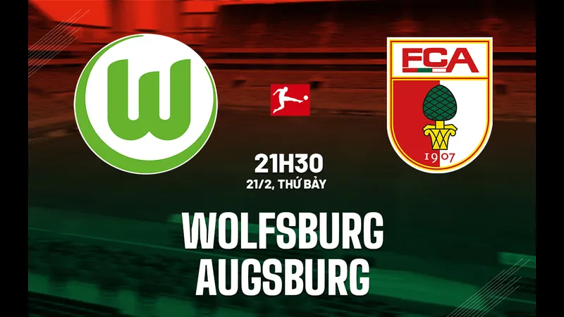 Cầu thủ của Wolfsburg và Augsburg tranh chấp bóng trên sân