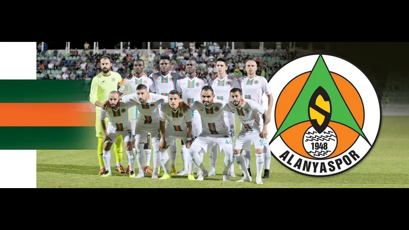Cầu thủ Alanyaspor nỗ lực cướp bóng trước Kocaelispor Cầu thủ Alanyaspor nỗ lực cướp bóng trước Kocaelispor