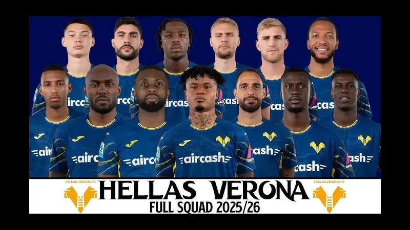 Cầu thủ của Atalanta và Verona đang tranh chấp bóng trên sân Cầu thủ của Atalanta và Verona đang tranh chấp bóng trên sân