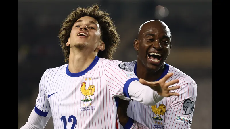 Cầu thủ Azerbaijan và Saint Lucia đang tranh chấp quả bóng Cầu thủ Azerbaijan và Saint Lucia đang tranh chấp quả bóng