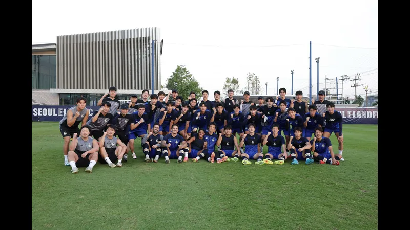 Cầu thủ Deagu và Seoul E tranh chấp quả bóng trên sân