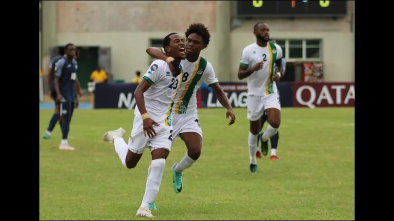 Cầu thủ Dominica và Sint Maarten tranh chấp quả bóng trên sân Cầu thủ Dominica và Sint Maarten tranh chấp quả bóng trên sân