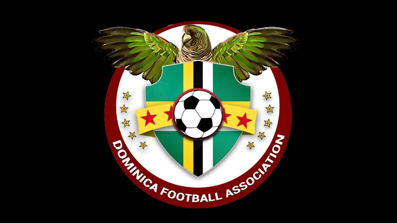 Cầu thủ Dominica đang chạy nhanh trên sân cỏ Cầu thủ Dominica đang chạy nhanh trên sân cỏ