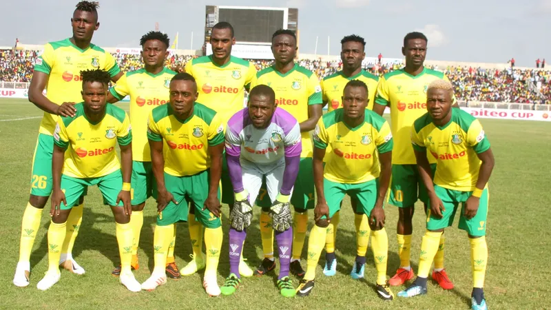 Cầu thủ Kano Pillars vượt qua hậu vệ đối phương. Cầu thủ Kano Pillars vượt qua hậu vệ đối phương.